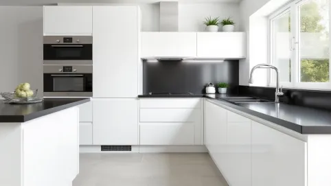 Biała kuchnia z czarnym blatem jaka podłoga