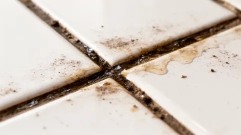 Czym wyczyścić tłuste fugi w kuchni