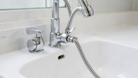 Jak zamontować kran w kuchni